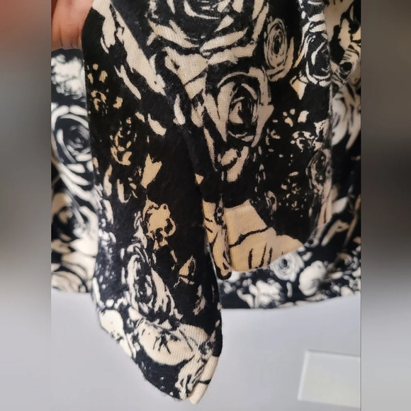 Lord & Taylor women's black cream floral Merino wool cardigan sweater, plus 1X - Picture 4 of 9